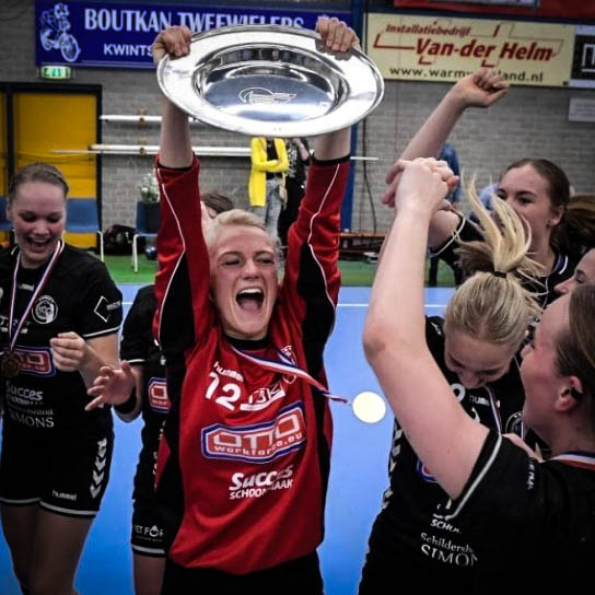 Mayra met kampioensschaal